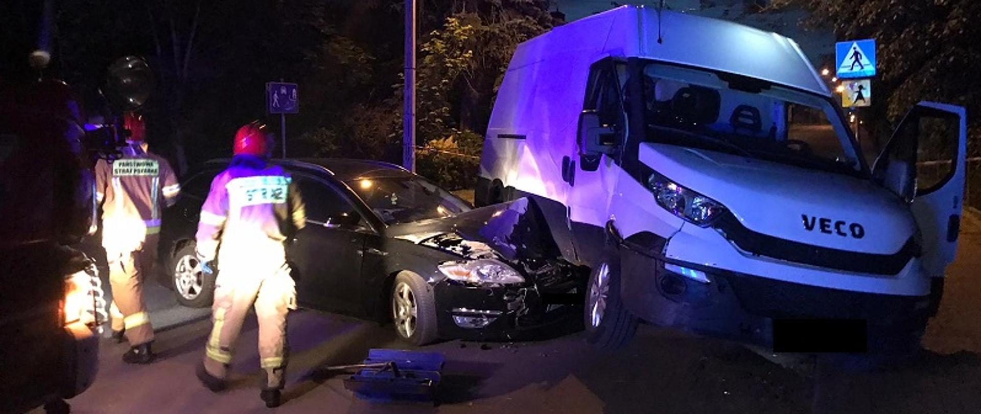 Zdjęcie przedstawia strażaków zabezpieczających teren działań