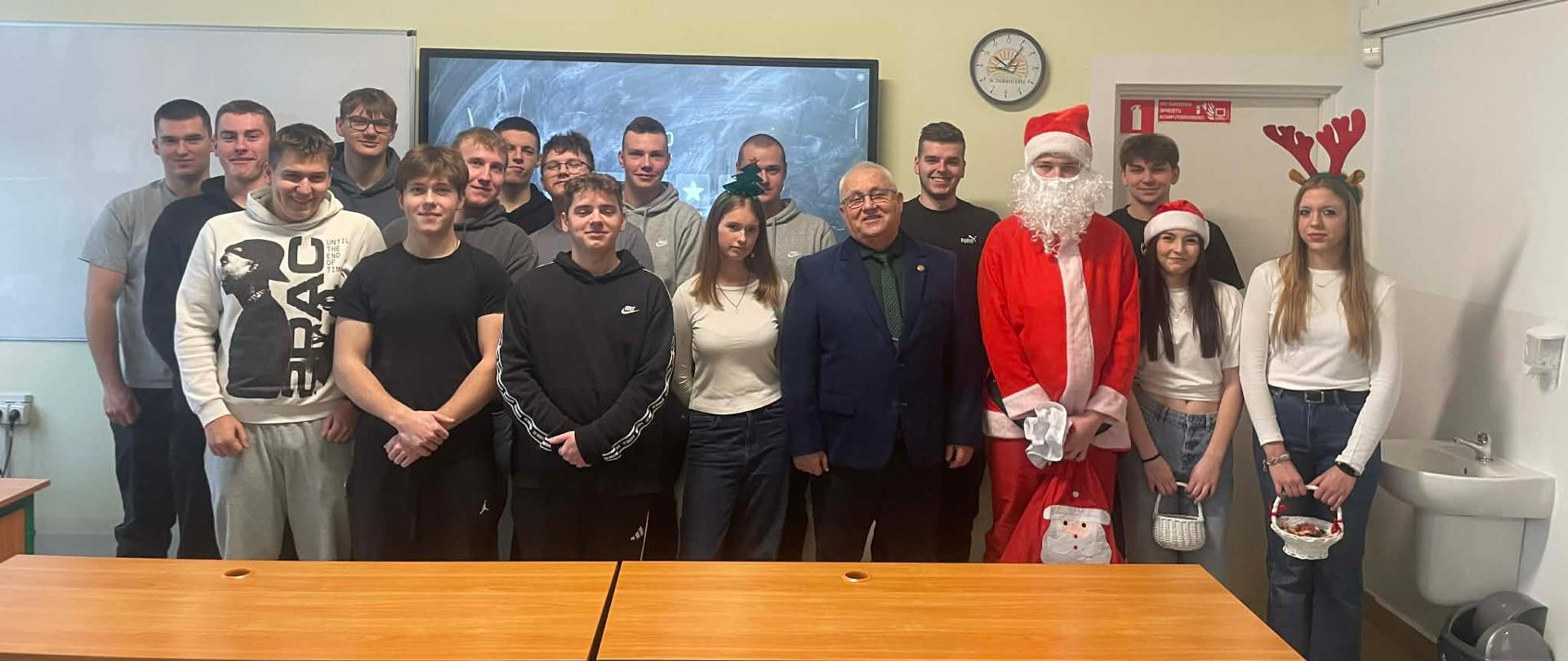 Mikołajki 2025 ZSCKR w Dobrocinie Dobrocin