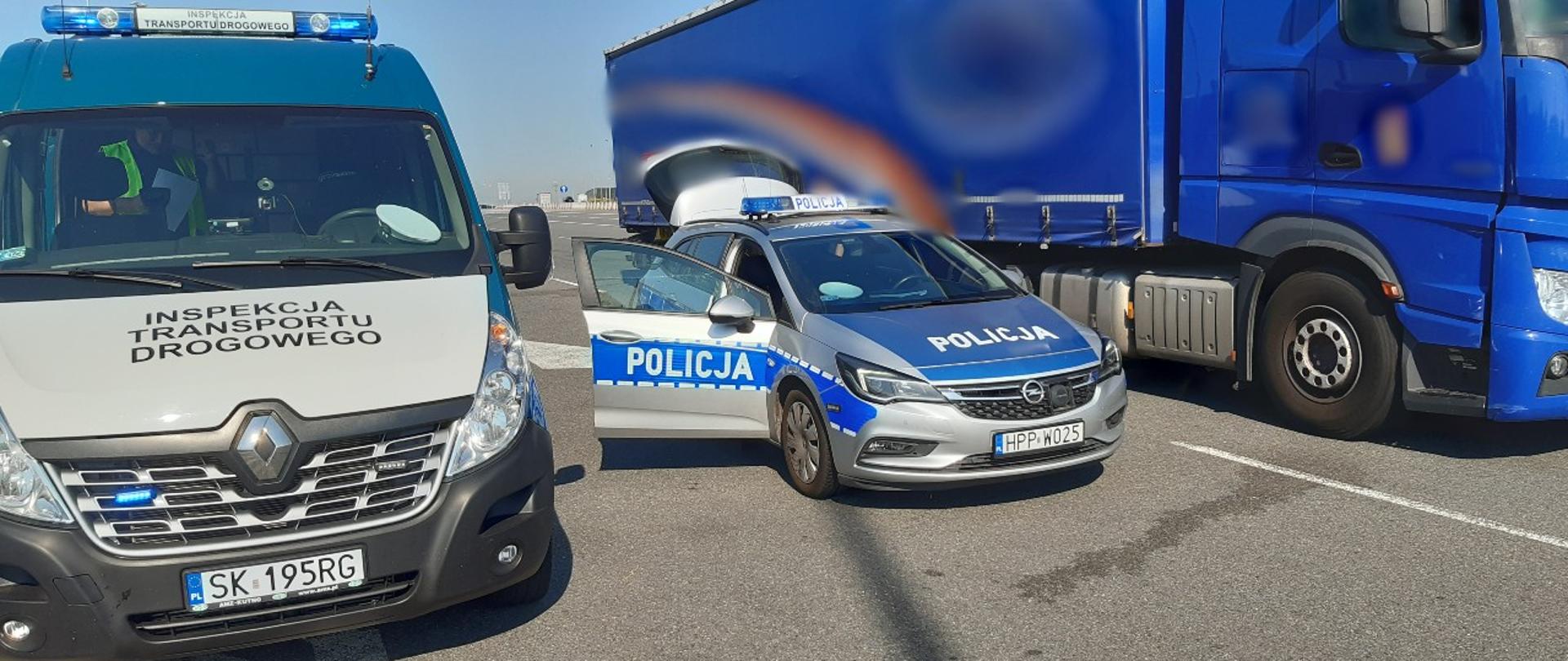 Od lewej: oznakowany radiowóz ITD typu furgon, oznakowany radiowóz Policji i zatrzymany do kontroli samochód ciężarowy z naczepą. W tle widoczny fragment autostrady A1.