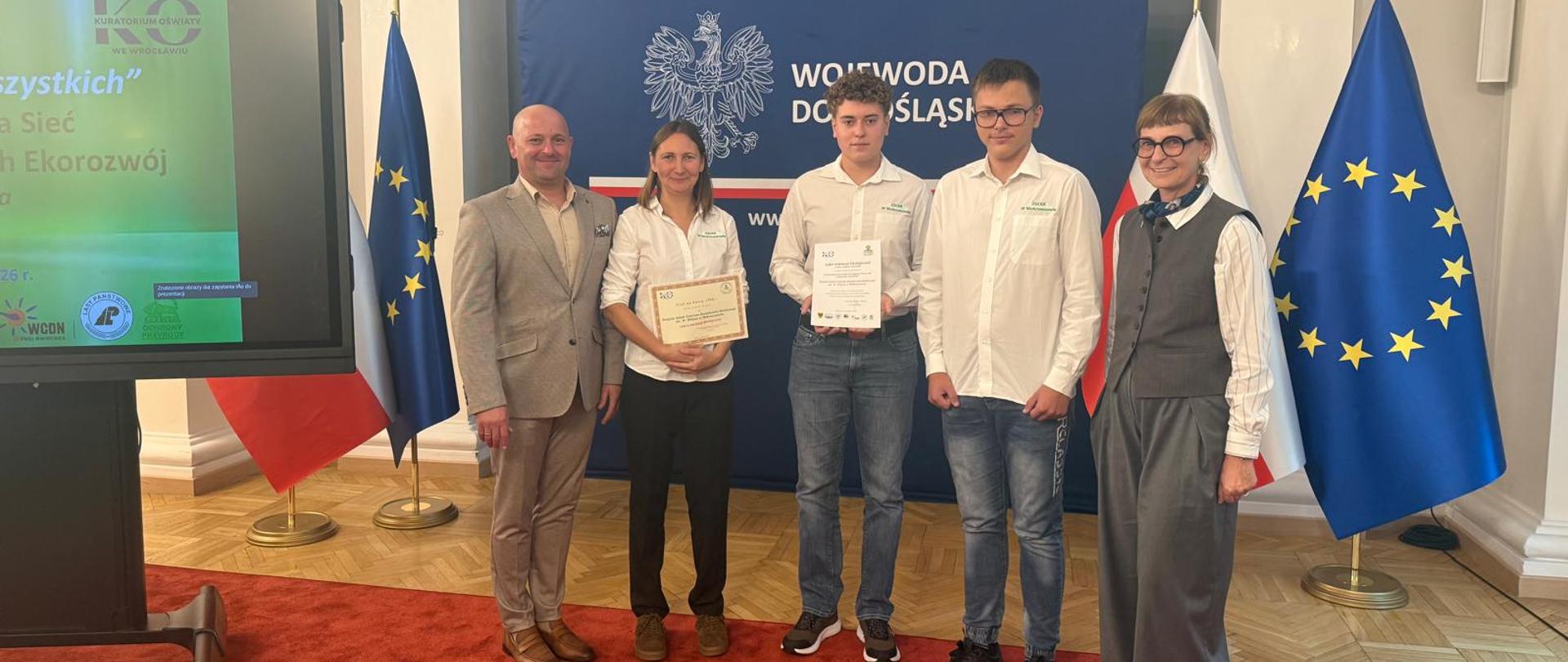 uczniowie, dyrektor, nauczycielka oraz uczniowie wraz z Kurator podczas ceremonii wręczenia certyfikatów we Wrocławiu