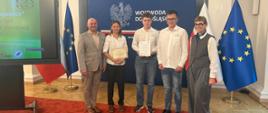 uczniowie z nauczycielka i dyrektorem oraz p. Kurator podczas ceremonii wręczenia certyfikatów