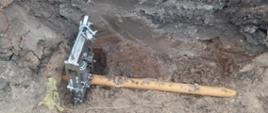 Zdjęcie zaciskarki do rur, na rurze doprowadzającej gaz. Wykop. Zdjęcie w ciągu dnia.