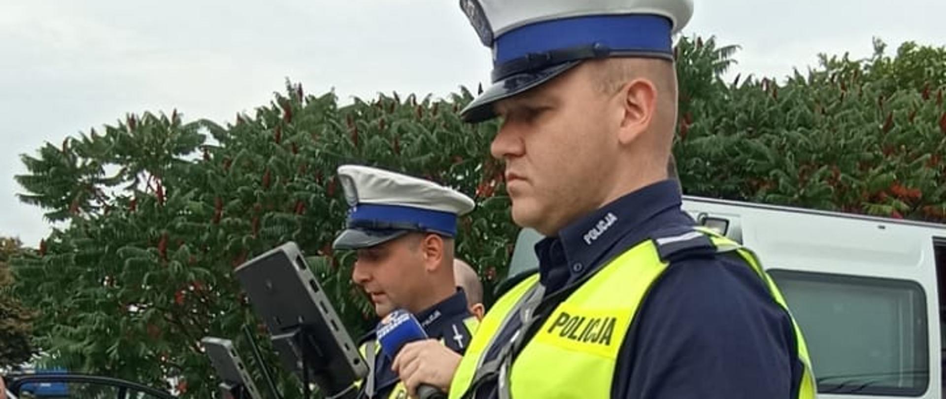 Stojący policjanci operujący dronem