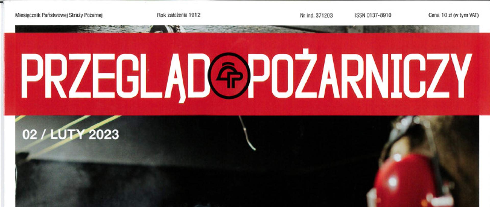 mężczyzna w czarnej koszulce z nausznikami na uszach trzyma rewolwer na wyciągniętych do przodu dłoniach, celuje w czarną ścianę