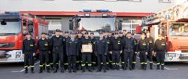 Zdjęcie grupowe podczas uroczystej zmiany służby w Jednostce Ratowniczo-Gaśniczej nr 2 w Opolu