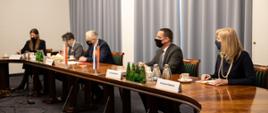 Delegacja Polski i Słowacji przy stole konferencyjnym.