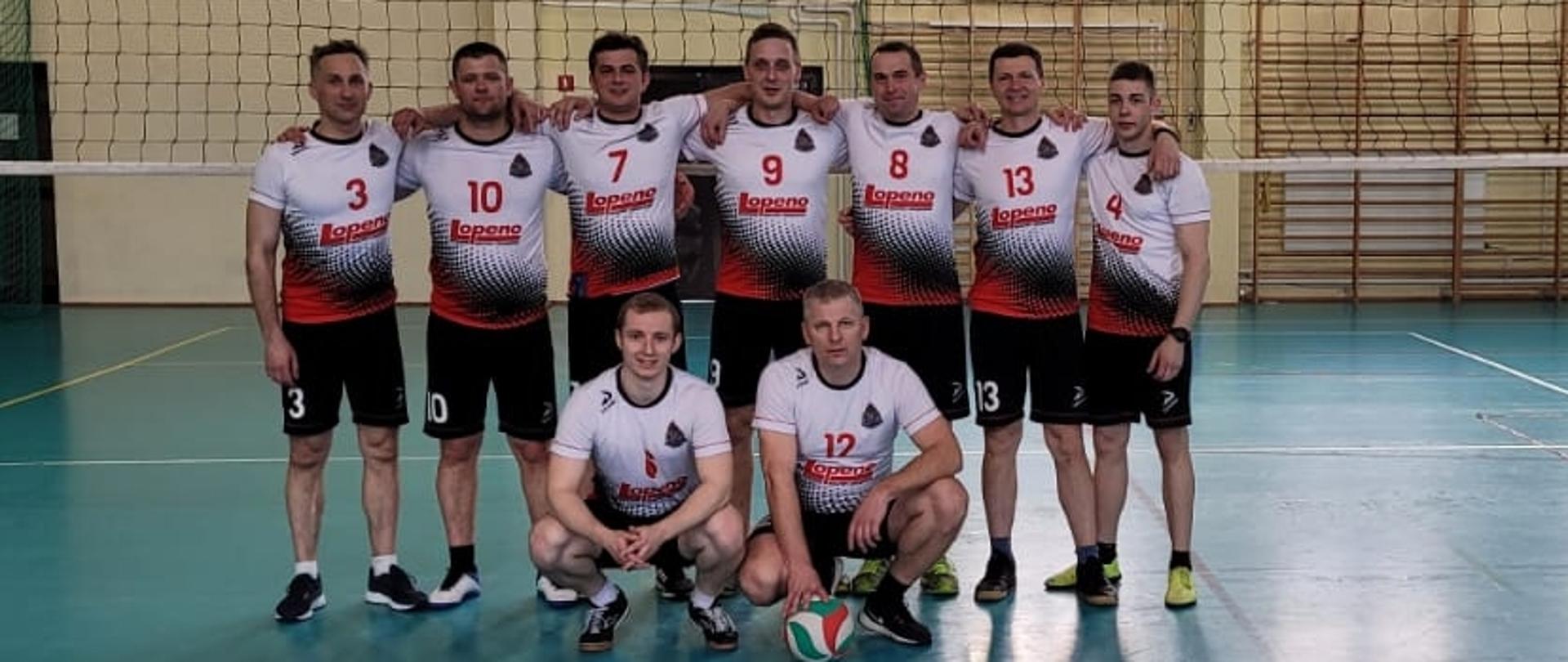 zawodnicy drużyny piłki siatkowej na boisku 