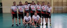zawodnicy drużyny piłki siatkowej na boisku 