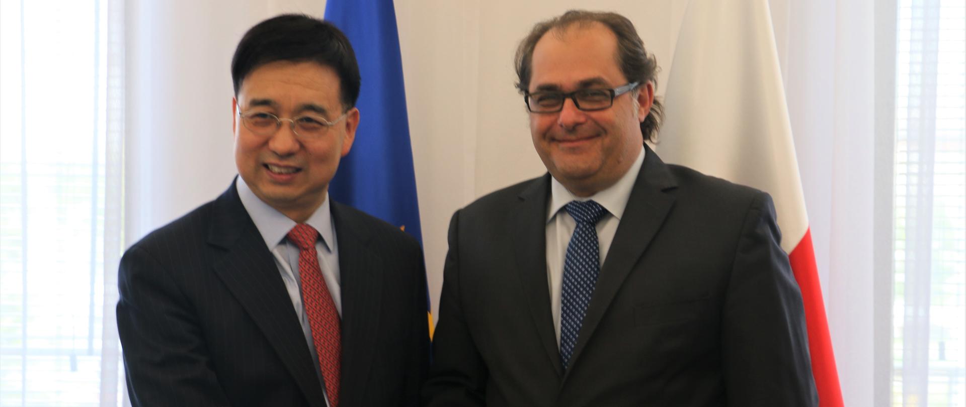 Minister Marek Gróbarczyk ściska dłoń Ambasadora Chin w Polsce, Liu Guangyuana