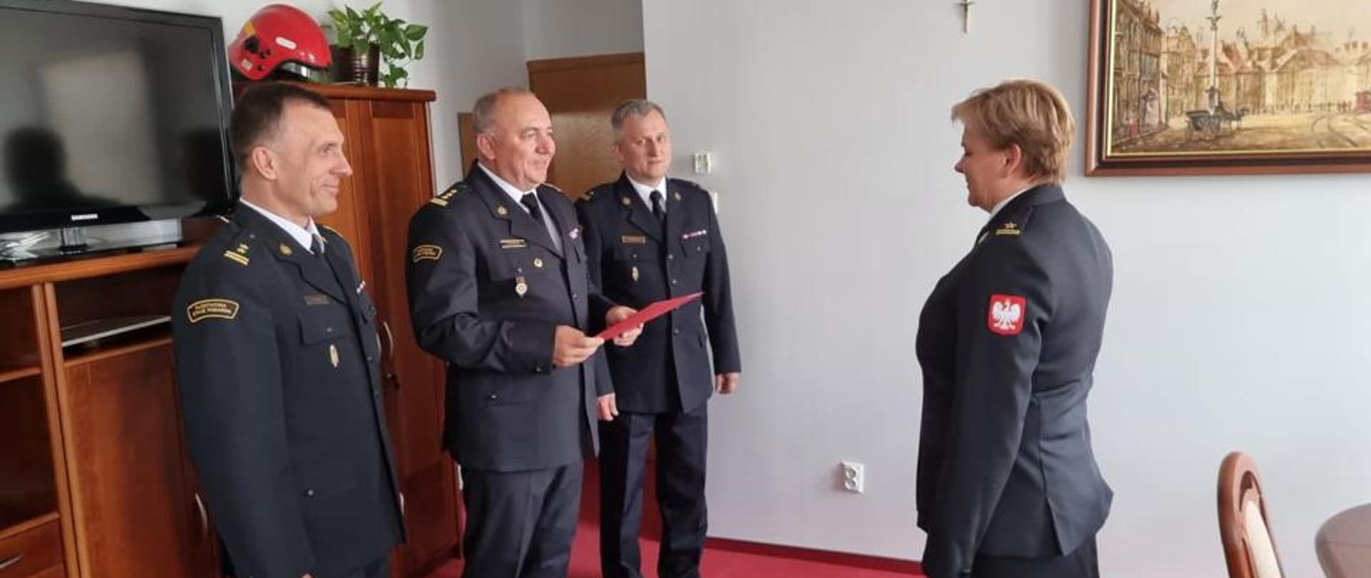 Uroczyste wręczenie aktu mianowania Z-cy Naczelnika Wydziału Kontrolno – Rozpoznawczego dla Pani mł. bryg. Wioletty Sidoruk – Ciołek przez komendanta Miejskiego w asyście Z-cy Komendanta oraz Naczelnika Wydziału Kontrolno Rozpoznawczego