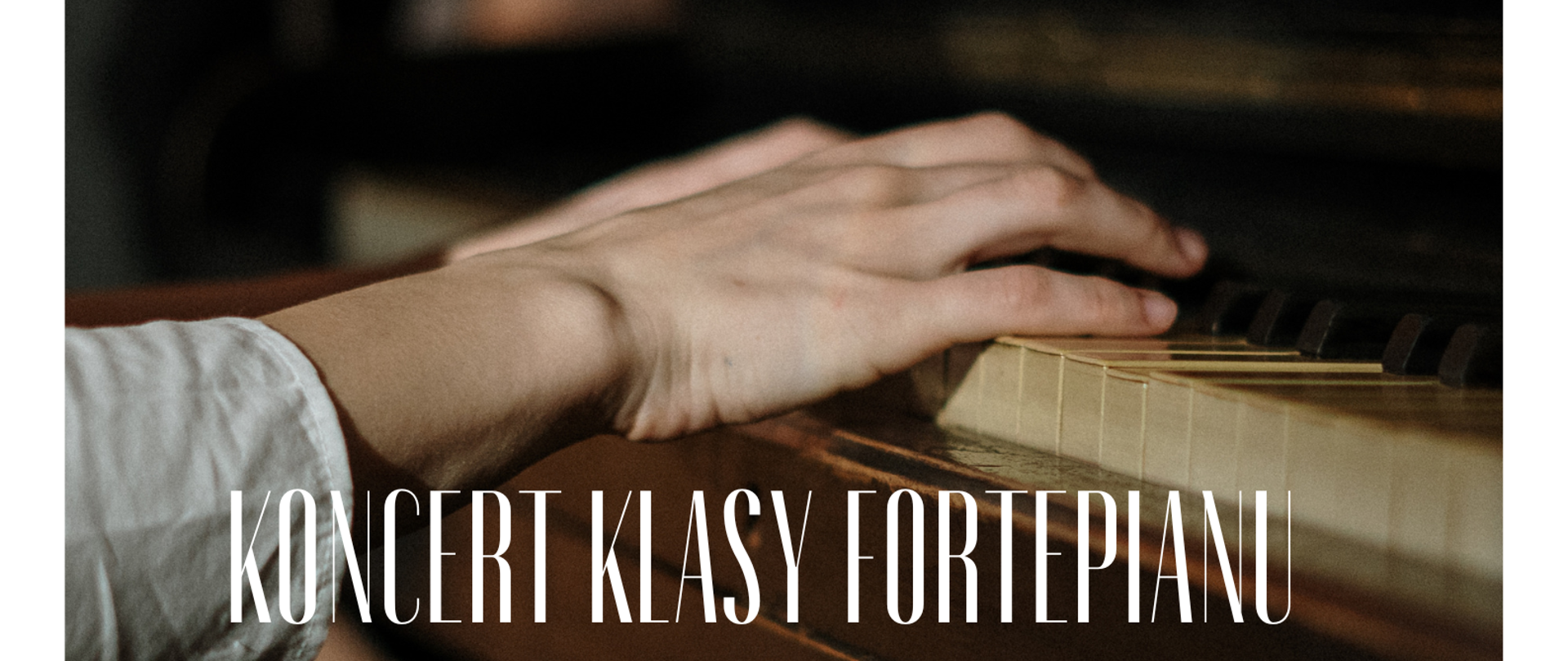 Ciemne tło plakatu, w rogach białe ramki. Na górze napis białymi literami - nazwa szkoły. Na środku plakatu zdjęcie dłoni człowieka grającego na fortepianie. Na dole białe litery z informacją o koncercie.