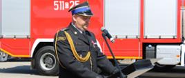 Na zdjęciu Powiatowe Obchody Dnia Strażaka - przemowa okolicznościowa Komendanta Powiatowego st. bryg Dariusza Łęgosz