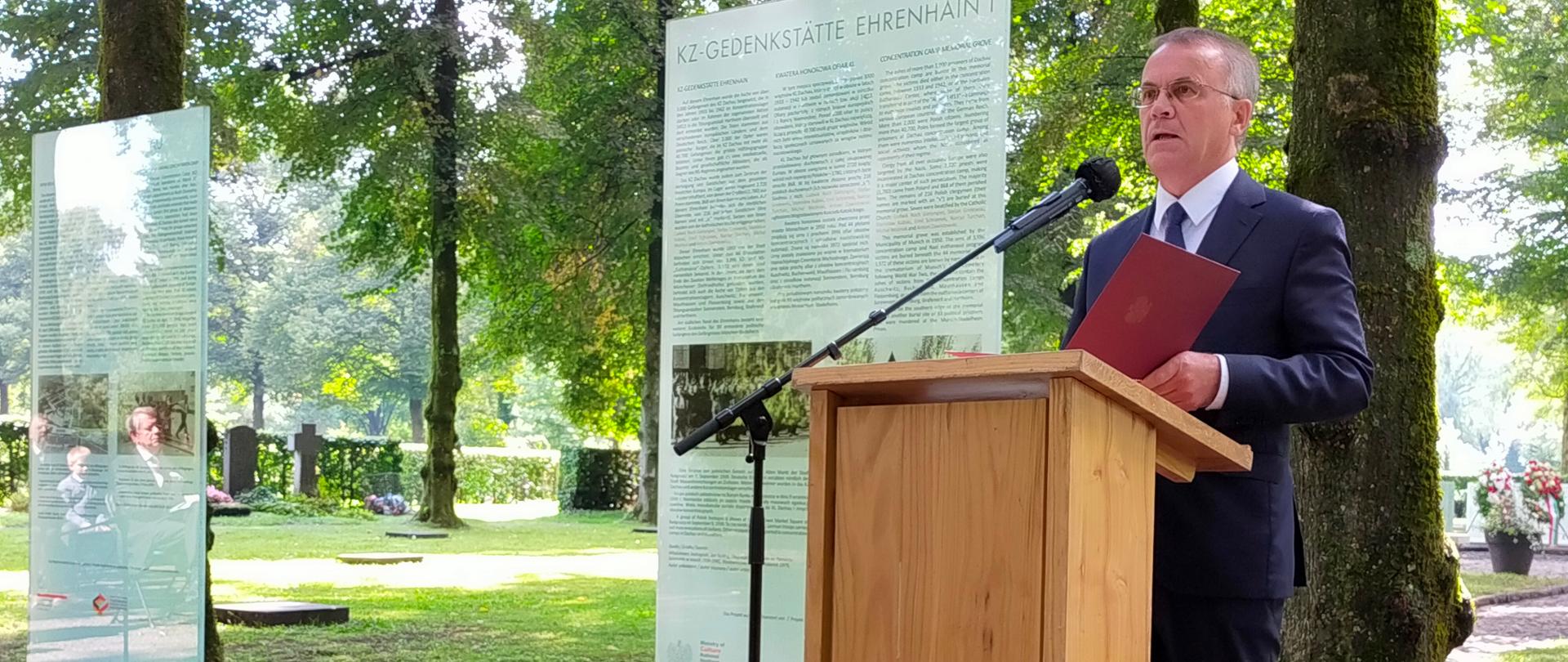 Uroczyste odsłonięcie nowego upamiętnienia w kwaterze ofiar KL Dachau w Monachium