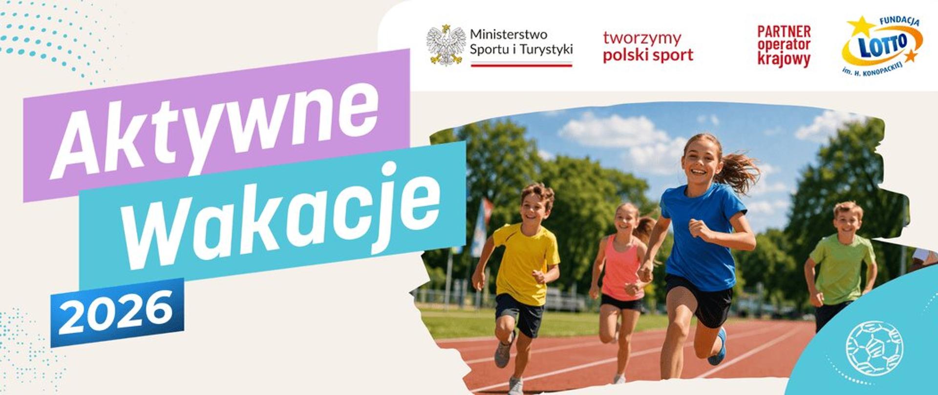 Grafika z dużym napisem: "Aktywne Wakacje 2026", któremu towarzyszy zdjęcie biegnących po bieżni czworga dzieci.