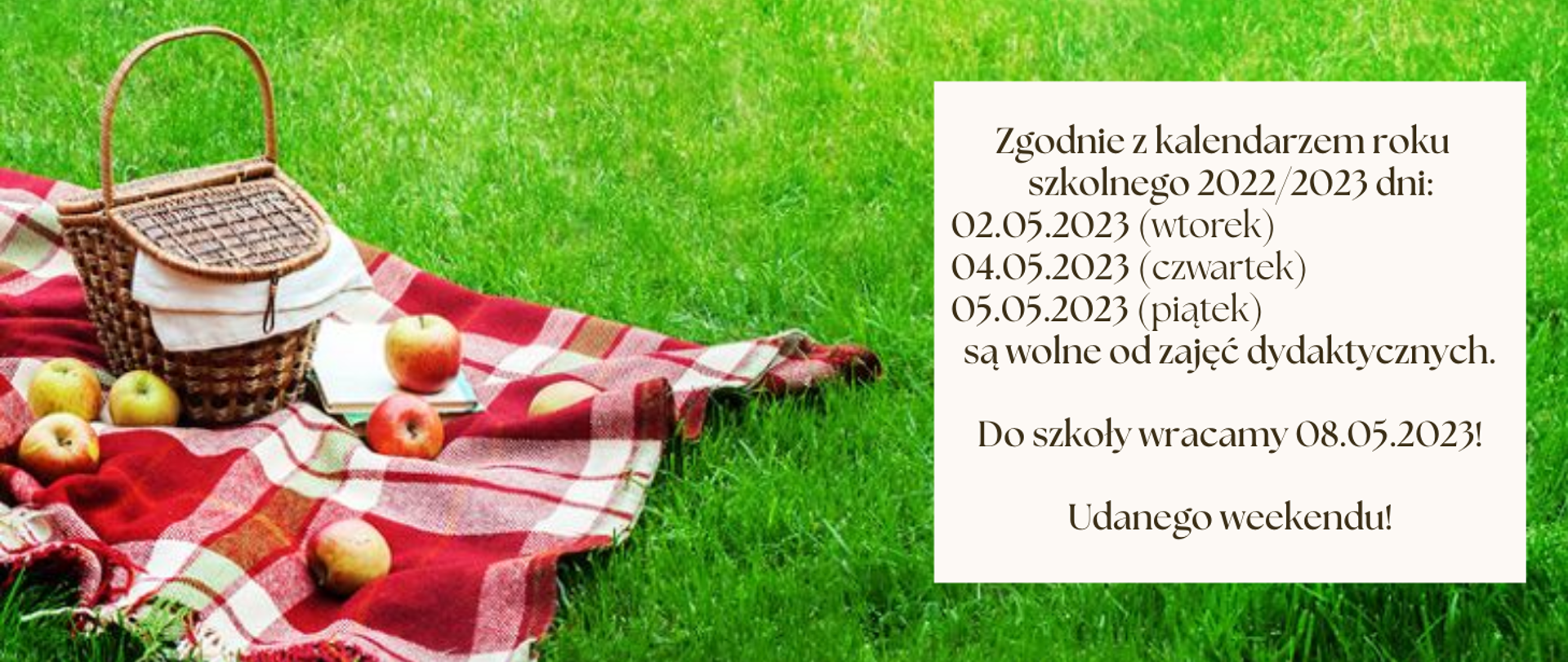 Tło obrazka w kolorze zielonym przypominające trawę. Po lewej stronie leży koc w biało- czerwoną kratkę. Na kocu stoi wiklinowy kosz piknikowy , a obok niego leżą jabłka. Po prawej stronie obrazka w kremowym kwadracie czarny napis informujący o dniach wolnych w okresie weenkendu majowego.