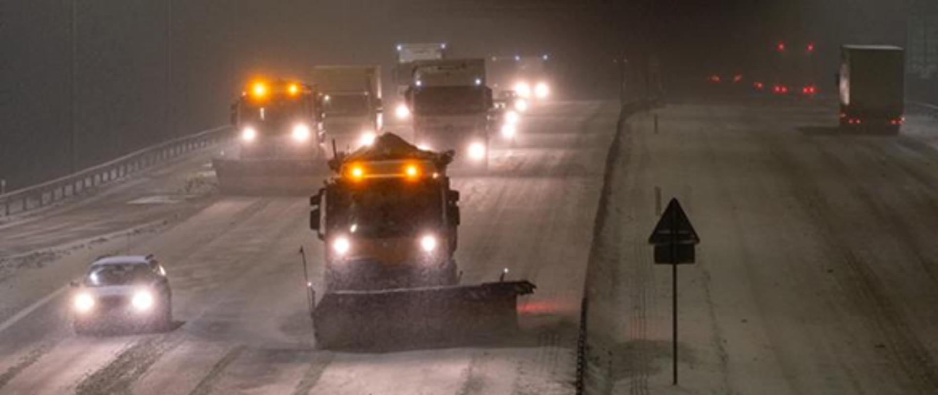 Pługosolarki odśnieżają drogę