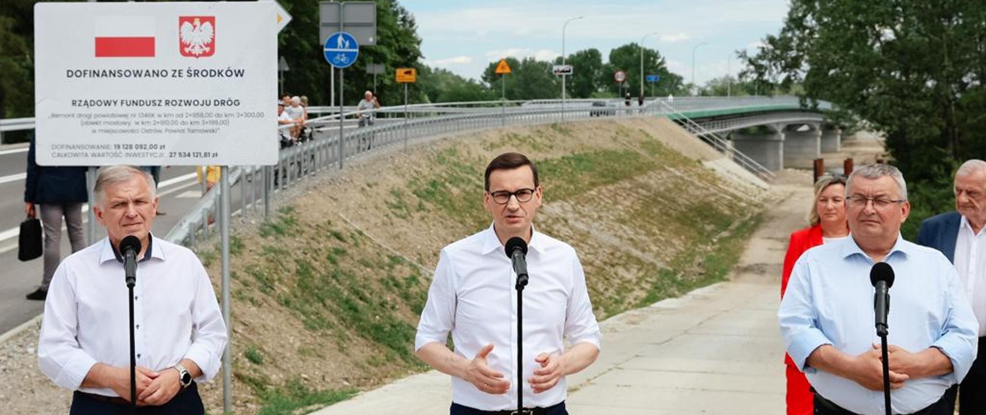 Premier Mateusz Morawiecki i minister infrastruktury Andrzej Adamczyk w trakcie konferencji dotyczącej otwarcia mostu w Ostrowie