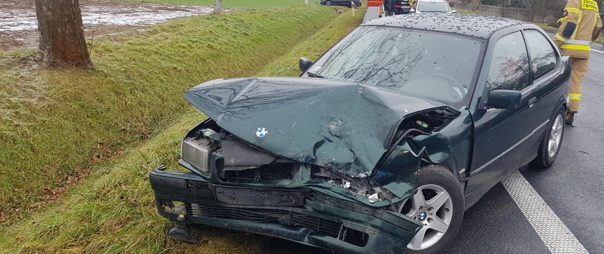 Zdjęcie przedstawia samochód osobowy po zderzeniu.