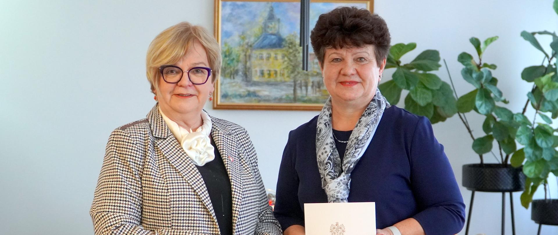 Zdjęcie przedstawia wojewodę podkarpackiego i konsultanta wojewódzkiego w dziedzinie pielęgniarstwa opieki długoterminowej