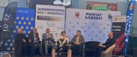 Hala wypełniona słuchaczami podczas wydarzenia „Zachodniopomorskie Mosty Współpracy” (21.04.2026); na scenie prelegenci, w tle widoczne banery wydarzenia.