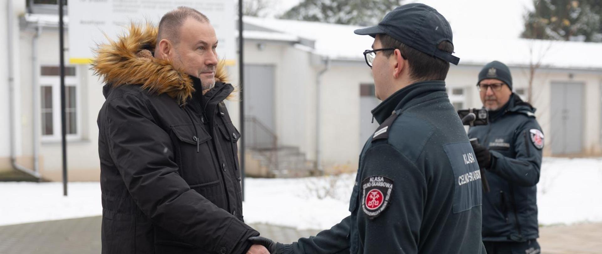 Zbigniew Stawicki wita się z uczniem klasy celno-skarbowej (źródło: MF)