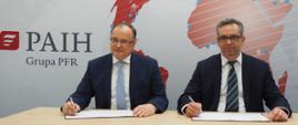 podpisanie deklaracji w PAIH: prezes zarządu Polskiej Agencji Inwestycji i Handlu (PAIH) Krzysztof Drynda oraz członek zarządu PAIH Grzegorz Słomkowski