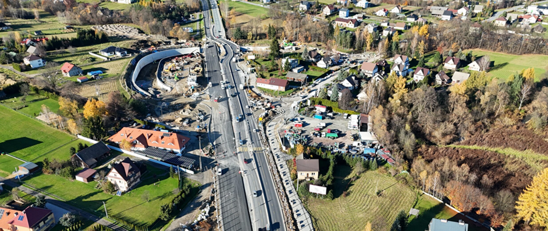 Widok z drona, postępy prac na budowie węzła Krzyszkowice. Widoczna gęsta zabudowa oraz drogi lokalne wzdłuż zakopianki. 