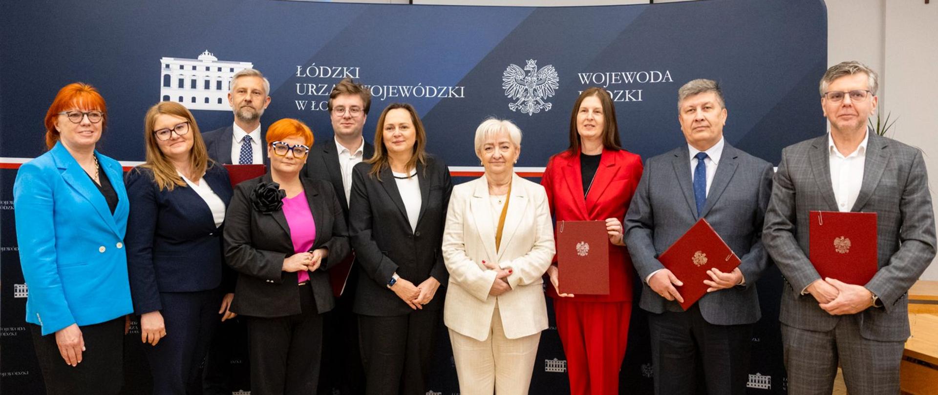 Wojewoda łódzki Dorota Ryl oraz marszałek województwa Joanna Skrzydlewska wspólnie z samorządowcami z powiatu zgierskiego