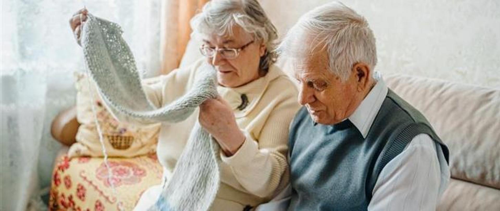 Grafika symbolizuje dwóch emerytów i jest zdjęciem poglądowym informacji dotyczącej przekazania 145 mln zł na wsparcie seniorów w 2025 roku