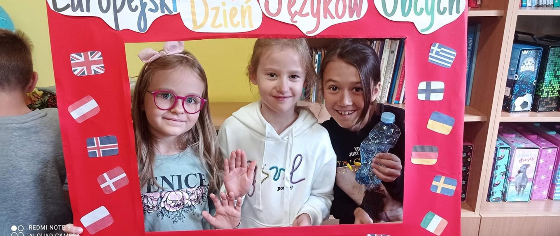 Dzień języków obcych. Galeria przedstawia fotorelacje z obchodów tego dnia. Fotobudka, dzieci w kartonowej ramce opatrzonej flagami różnych krajów. Niektóre zdjęcia przedstawiają materiały wywieszane w szkole w czasie trwania tego dnia.