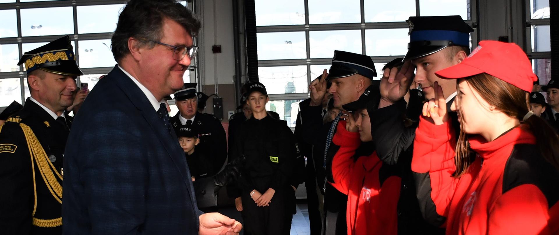 Uroczyste wręczenie promes dla Młodzieżowych Drużyn Pożarniczych w KP PSP w Płońsku