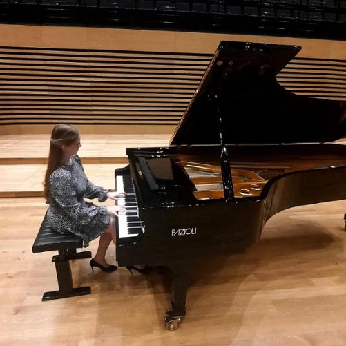 Uczennica grająca na fortepianie w sali koncertowej PSM w Jastrzębiu-Zdroju