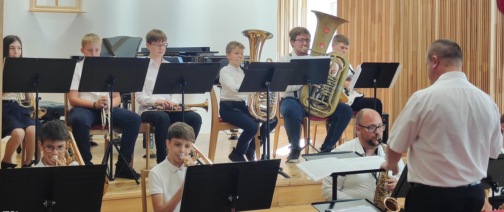 występ szkolnego Big Bandu