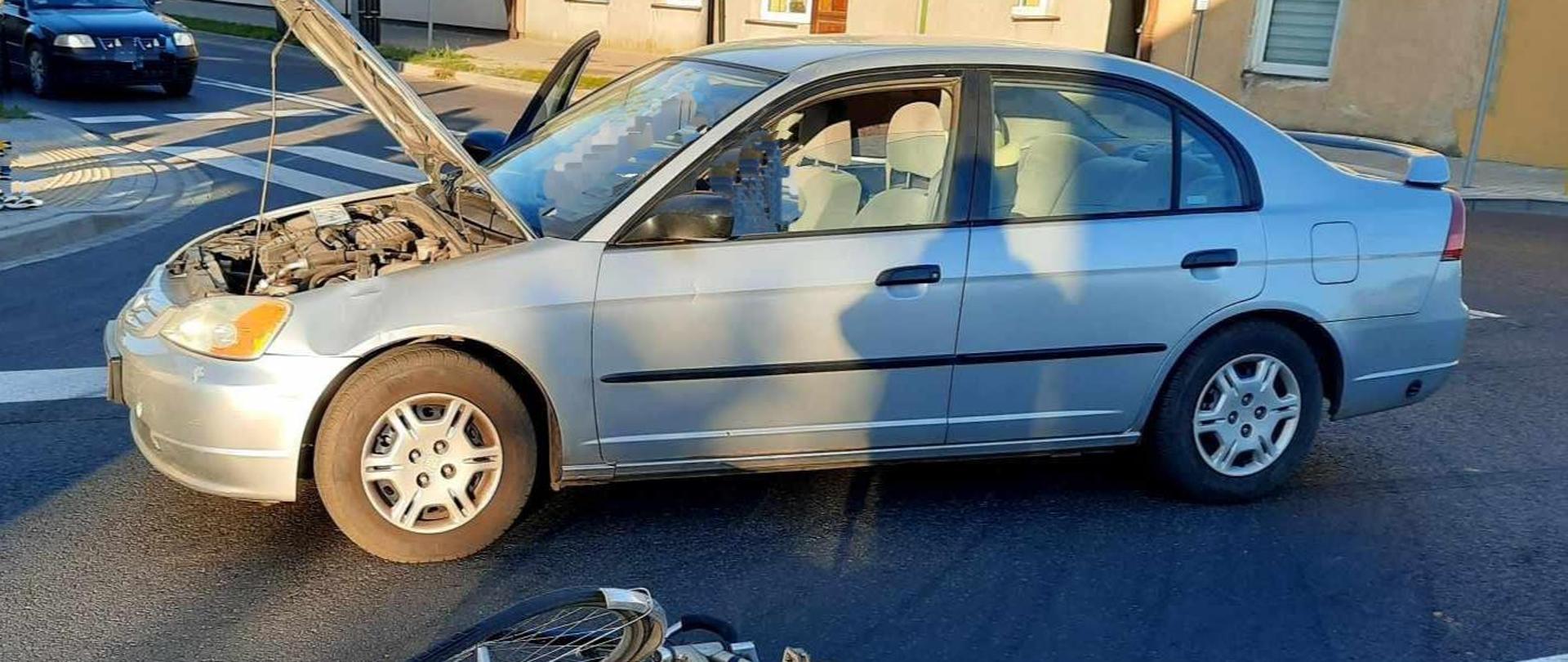 Samochód osobowy oraz rower po wypadku