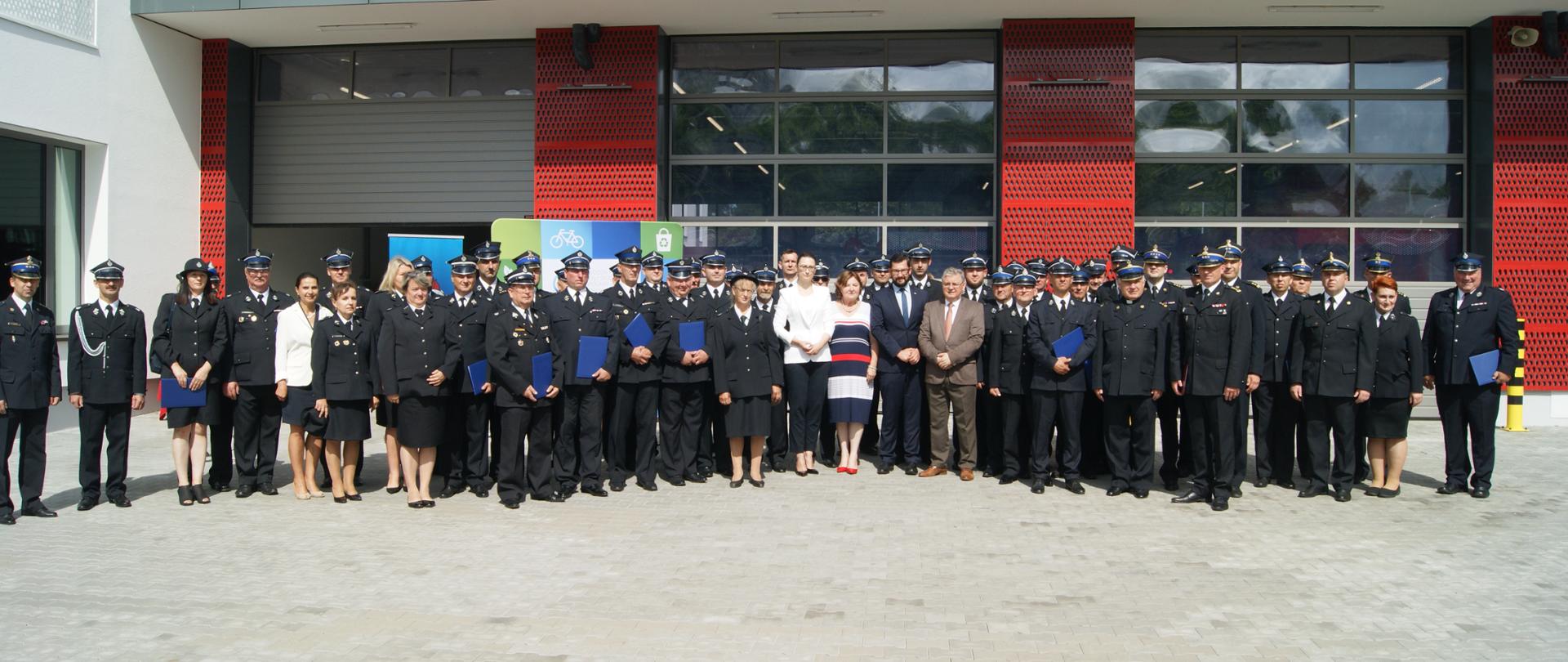 Zdjęcie grupowe po zakończonej uroczystości wręczenie dofinansowań dla OSP przy JRG1 Koszalin 