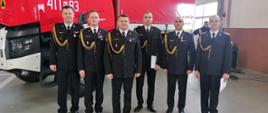 Uroczysta zbiórka - strażacy w mundurach