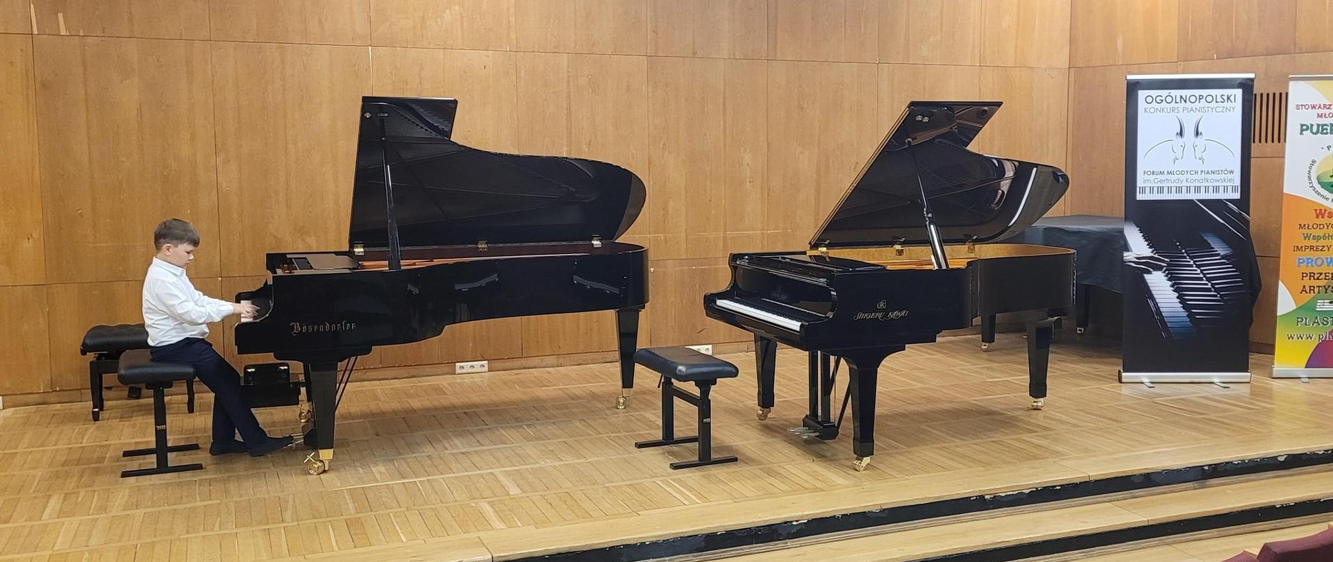 Uczeń grający na fortepianie.