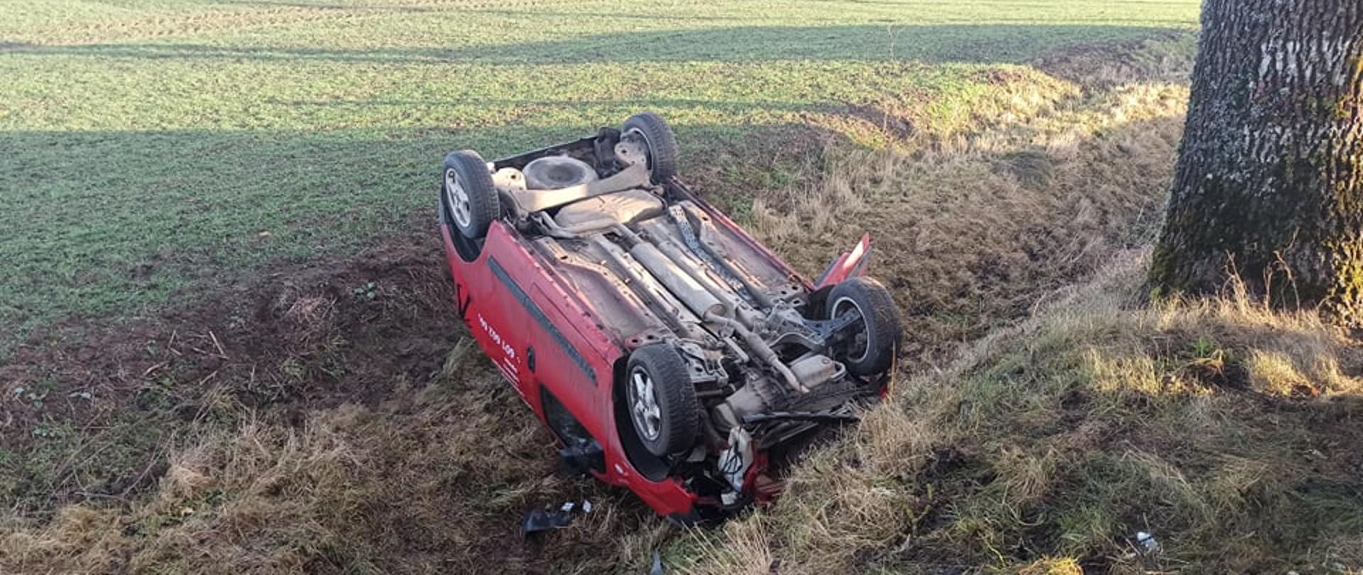 Na zdjęciu widać samochód w rowie