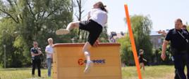 zawodnik przeskakuje skrzynię sportową