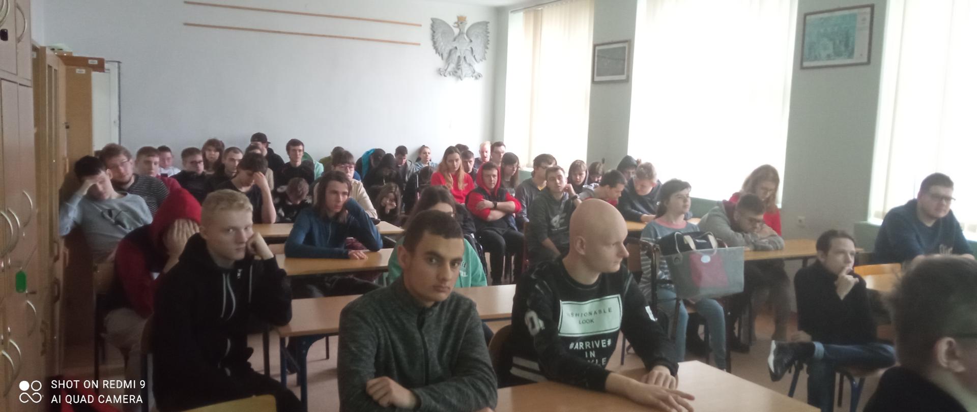 Zdjęcie przedstawia uczniów podczas prelekcji.