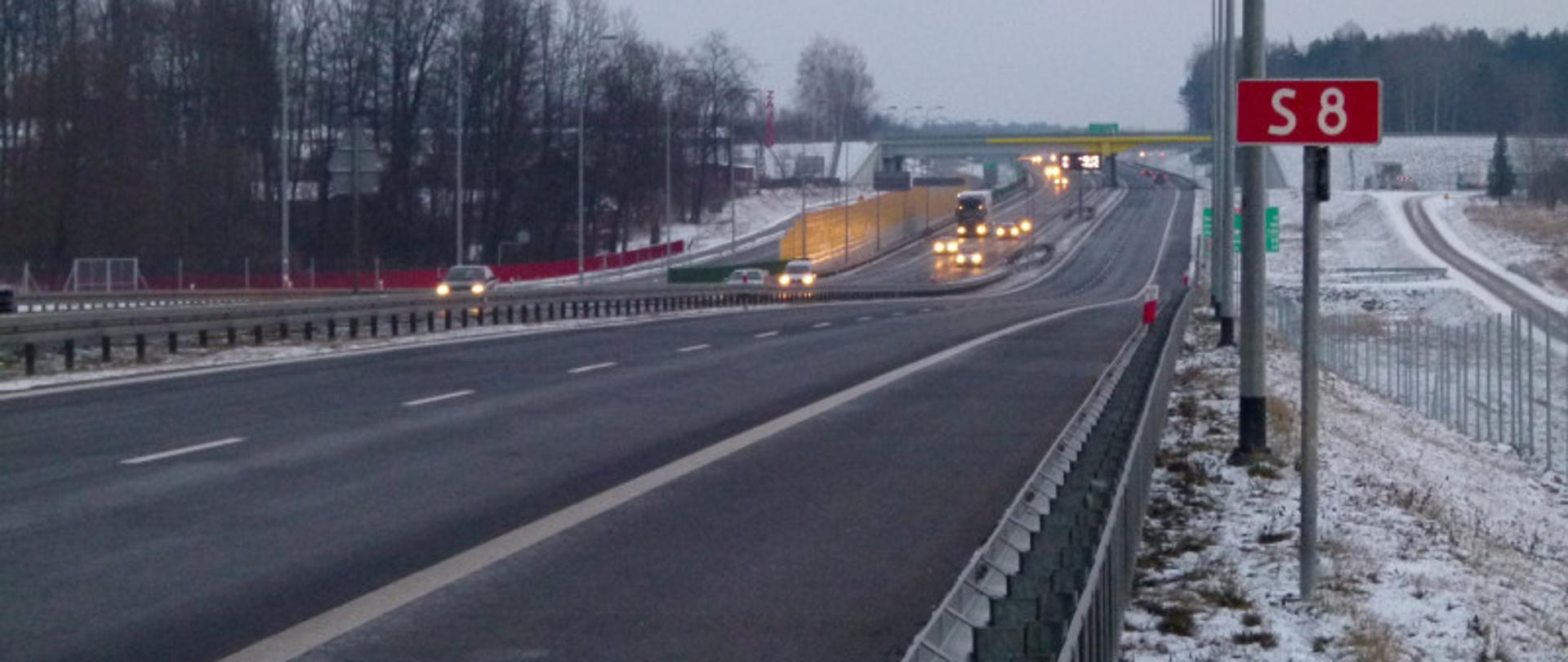 S8 w warunkach zimowych, nawierzchnia czarna mokra