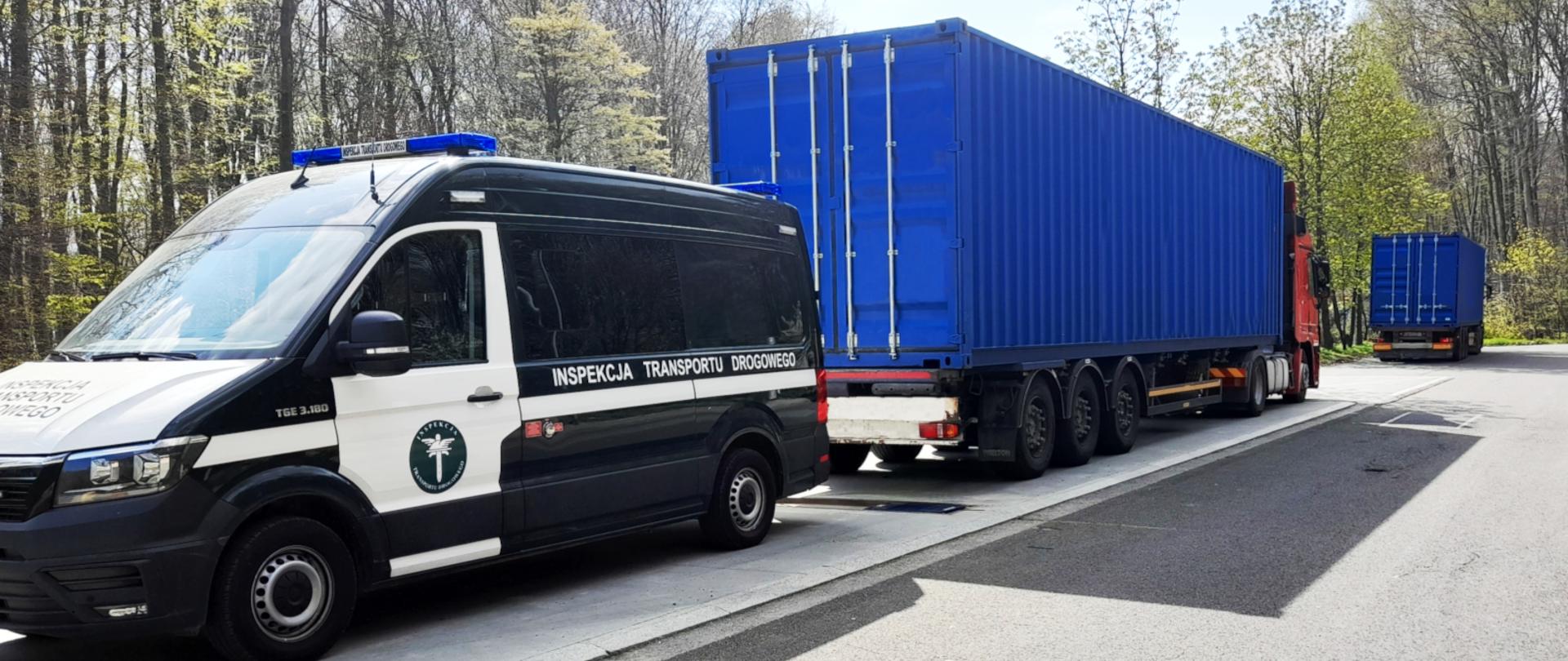 Zespół pojazdów zatrzymany przez krakowskich inspektorów na krajowej „siódemce”. Po lewej inspekcyjny furgon, za nim dwa zespoły pojazdów.