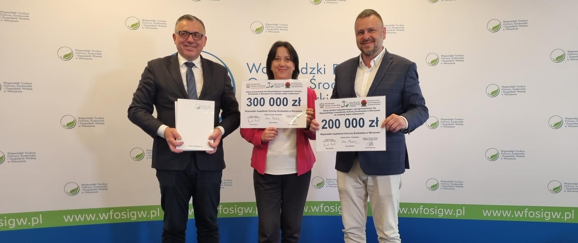 Mazowiecki Wojewódzki Inspektor Ochrony Środowiska Mariusz Zega i prezes WFOŚiGW w Warszawie Marek Ryszka podpisują porozumienie w obecności Minister Anity Czerwińskiej. 