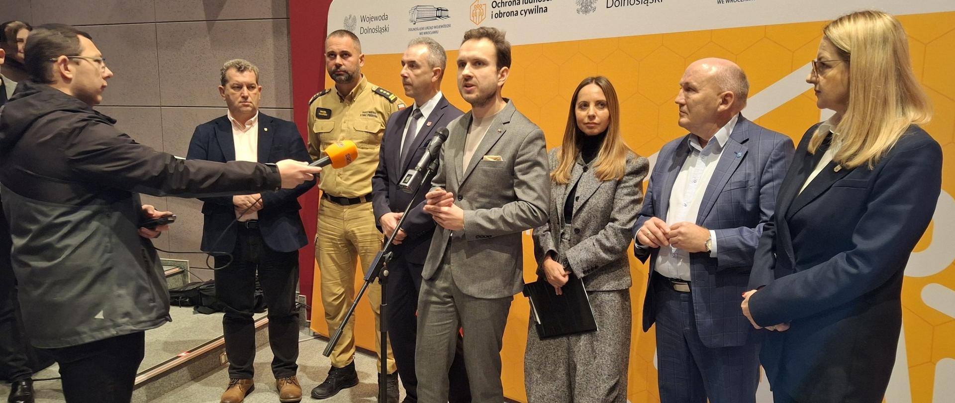 Wojewoda przemawia do mikrofonu