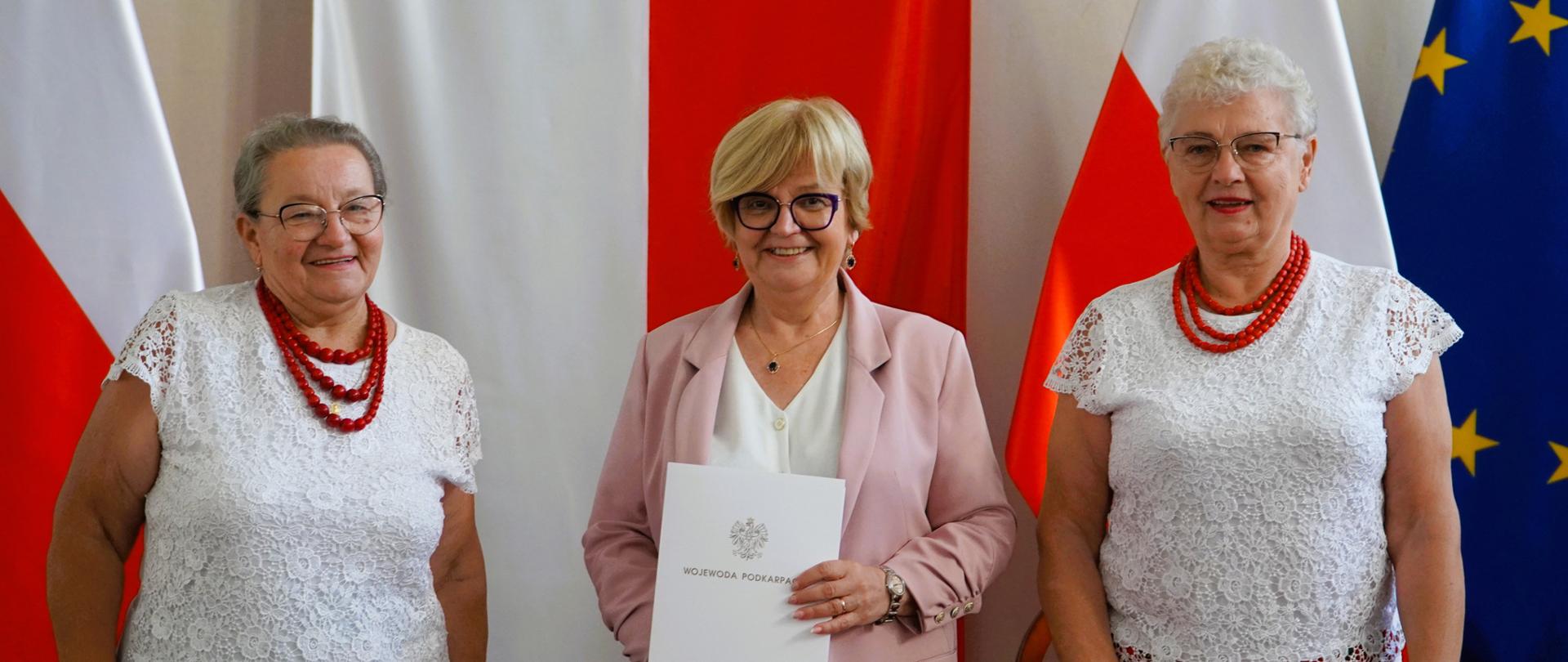 Zdjęcie przedstawia uczestniczki uroczystości podpisania umów w ramach programu "Aktywni seniorzy ASY"