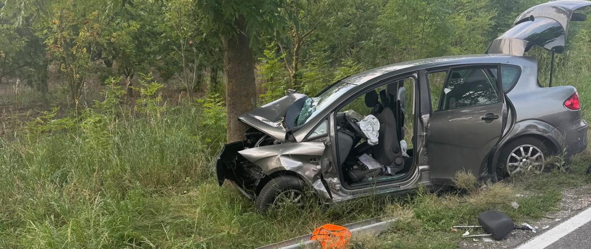 Uszkodzony samochód osobowy uczestniczący w wypadku. 