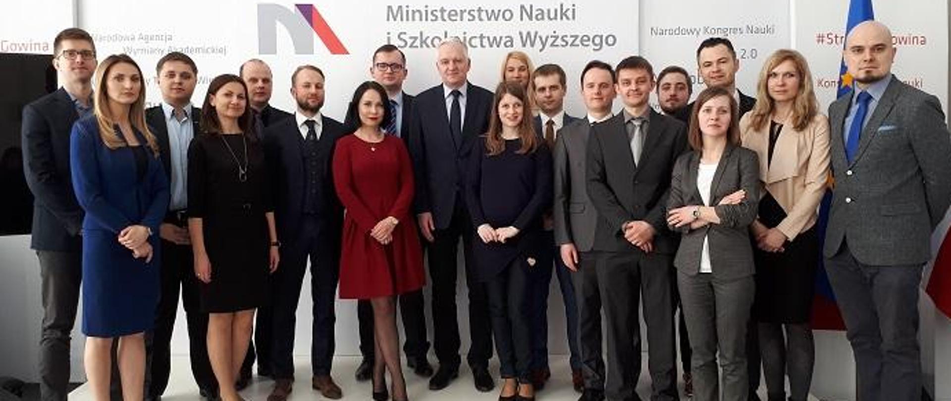 Członkowie Rady stoją razem z ministrem Gowinem, w tle ściana z logiem MNiSW