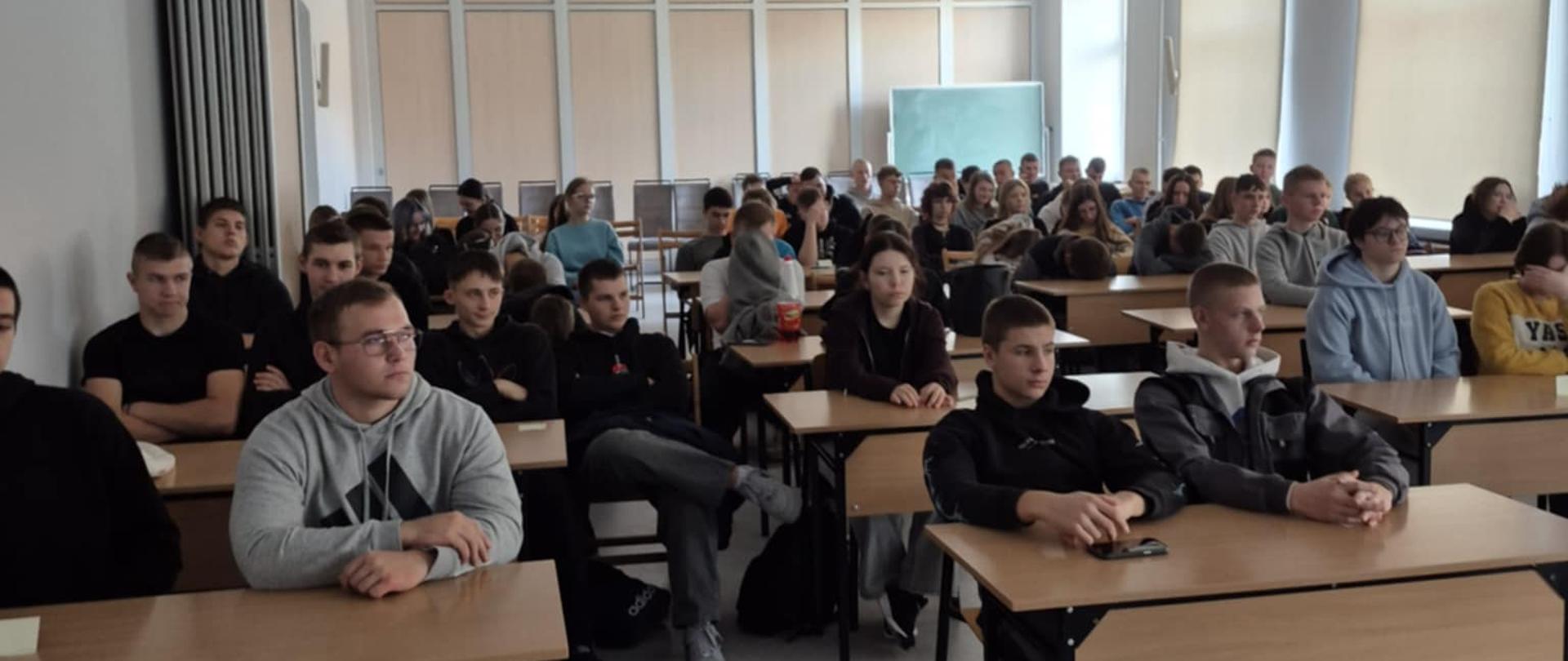 Uczniowie ZSCKR uczestniczący w akcji 