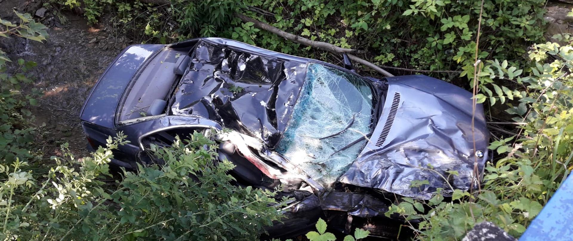 Rozbity samochód w korycie potoku