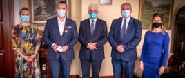 Wręczenie odznaczenia prof. Łukaszowi Szarpakowi